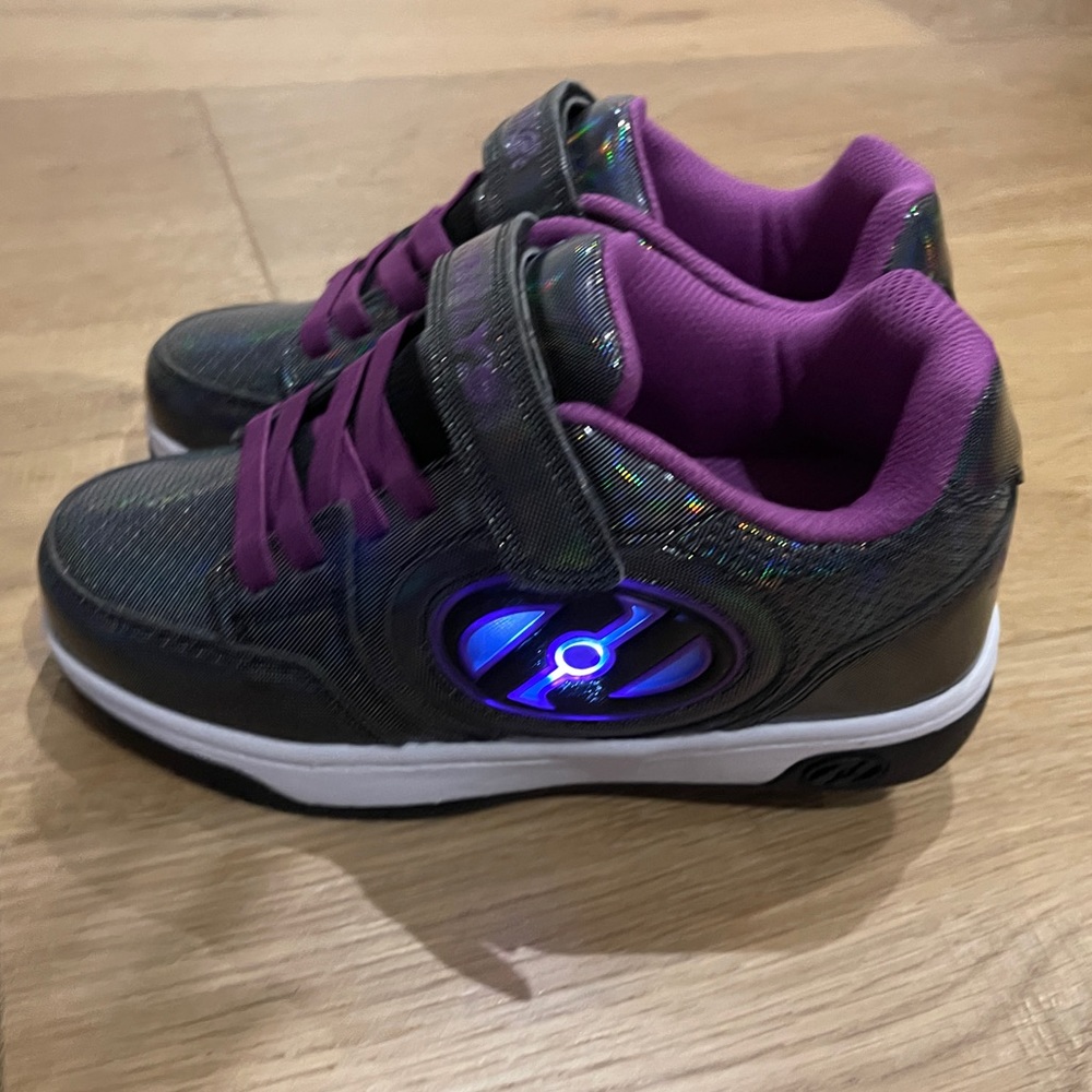 BRAND NEW Heelys Girls 2-wheel LIGHT UP Skate Sneakers Youth 2 Black/Purple.